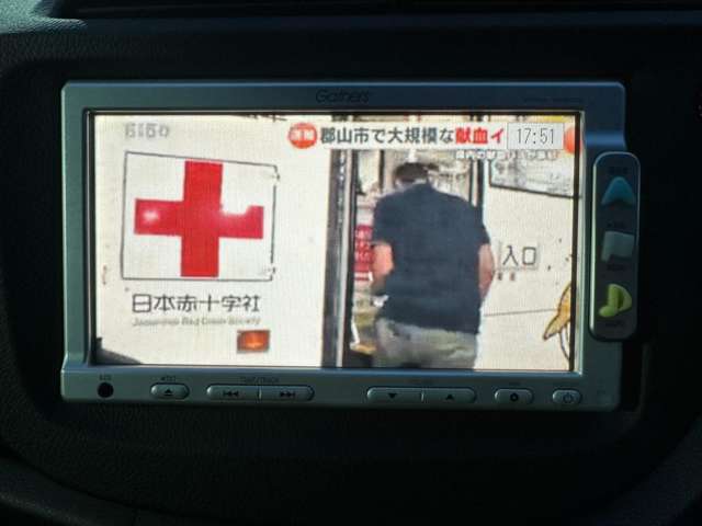 テレビを視聴することが出来ますので、遠出する際に同乗者も退屈することなくお乗り頂けます♪お子様がいらっしゃるご家族の方にももってこいの装備となっております♪