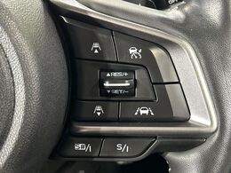 【全車速追従機能付クルーズコントロール】高速道路での長距離走行が楽に！！自動で速度を保つクルーズコントロールが、衝突軽減システムと連携し、前方の車両を感知して車間を保つように速度調節してくれます！！