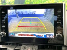 【バックカメラ】駐車時に後方がリアルタイム映像で確認できます。大型商業施設や立体駐車場での駐車時や、夜間のバック時に大活躍！運転スキルに関わらず、今や必須となった装備のひとつです！