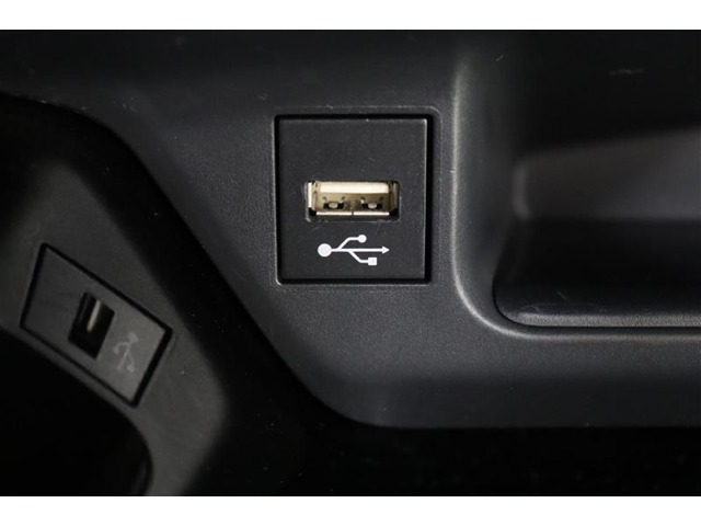 USBポートが装備されています。iPhoneやスマートフォンを繋いで音楽を再生したり、充電したり。車内にあると便利なアイテムのひとつですね！