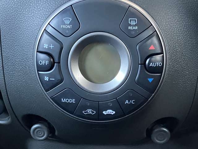 操作の楽なオートエアコン。車内の温度を快適にしてくれます！