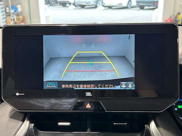 後退時に車両の後ろ側をモニター画面に表示します。車庫入れなどでバックする際に後方確認ができて便利です。車庫入れが苦手な人もこれで安心です♪