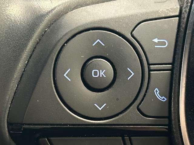 ステアリングスイッチを使うことで、「運転中電話に触れずに電話に出る」「カーオーディオを切り替える」「音量調節をする」といったハンズフリー操作を行うことができる。