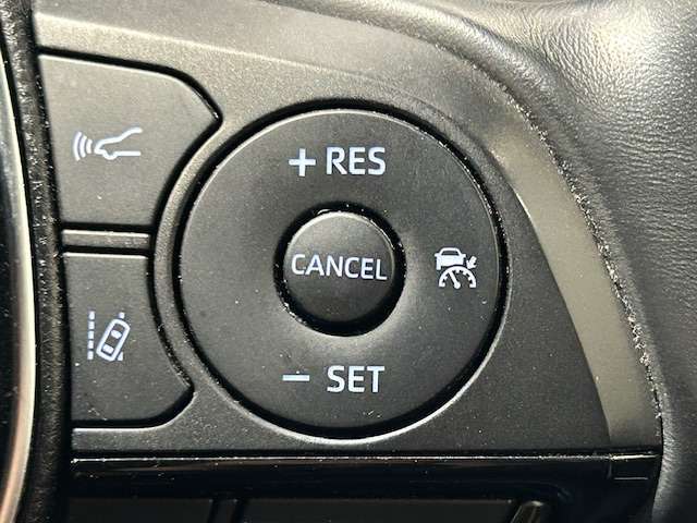 ステアリングスイッチを使うことで、「運転中電話に触れずに電話に出る」「カーオーディオを切り替える」「音量調節をする」といったハンズフリー操作を行うことができる。
