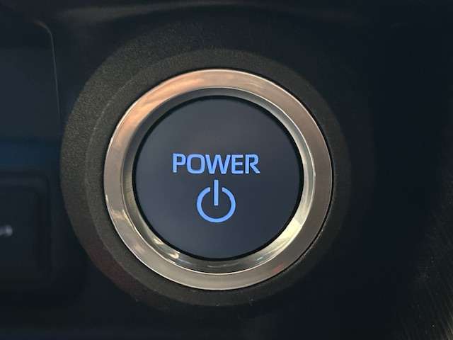 ブレーキペダルをしっかり踏み込んだ状態でプッシュスタートスイッチを押すだけでエンジンを始動させることができます。