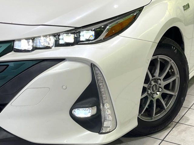 【LEDヘッドライト】悪天候や夜間走行時も良好な視界を確保し安心して運転できる高輝度LEDヘッドライトを装備！点灯速度が早く、消費電力も抑えられています。