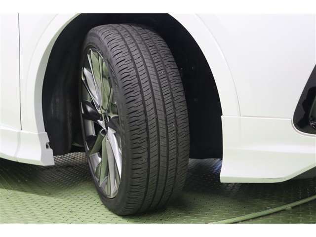 タイヤサイズはハイスペックな　225/45R21。ダークプレミアムメタリック塗装がスタイリッシュで上質感のあるデザインの純正ノイズリダクションアルミホイールを装着しています。