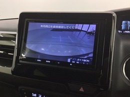 リバースギアに入れるだけで後方の表示へ切り替わります。夜間や雨の日の駐車も楽になりますよ。