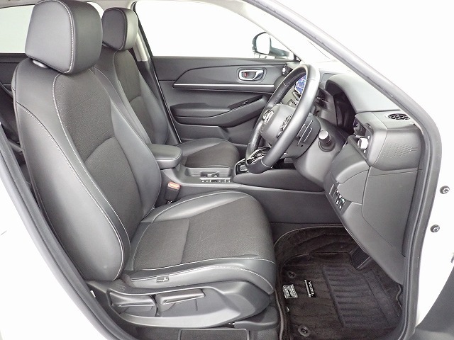 ゆったりとした運転席・助手席です。運転席はシートハイトアジャスター付で高さ調整が出来るので、色々な方のドライビングポジションに合います！