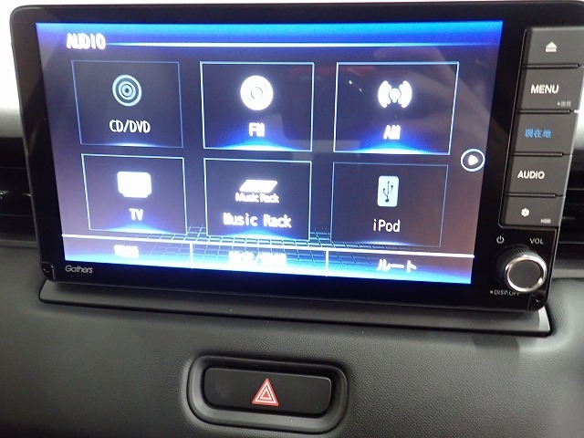 ホンダ純正ナビなのでダッシュボードにスッキリと収まっています。土地勘の無い所でも道に迷わず安心ですね！。AVも色々視聴でるのでドライブも楽しくなりますよ！