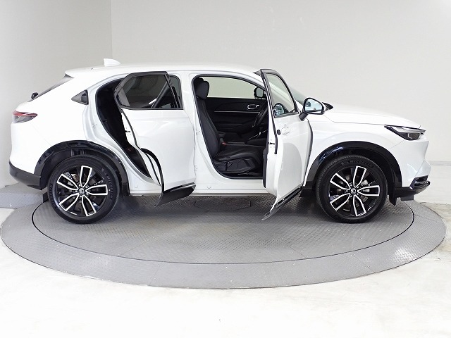 Honda独自のセンタータンクレイアウト 低床設計で床が低く また前席後席ドアも大きく開きますので 女性にもお子様にも一段と乗り降りがしやすいです。