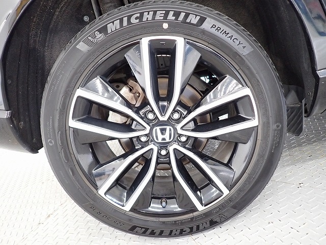 アルミホイールは安心のホンダ純正！車のデザインにもマッチしています。