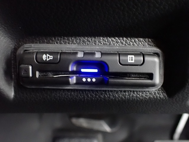 デザインスッキリのビルトイン『ETC』！高速道路の特典はもちろん、キャッシュレスなので料金所では徐行するだけで通過可能です！