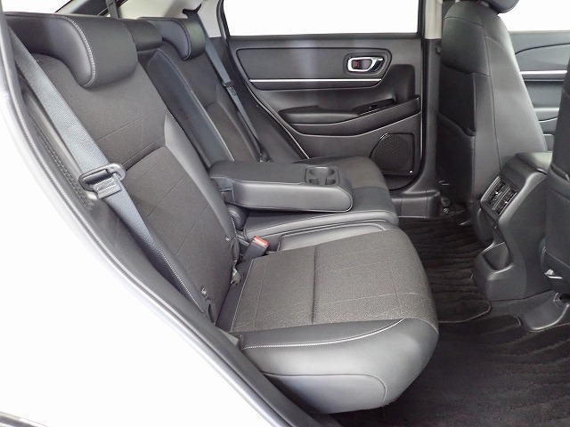 リアシートは3名乗車も可能ですが、2名の時にはセンターの大型のアームレストを使用してゆったりとくつろげるのでとても快適です。