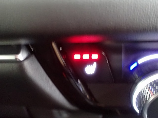 体を直接温めてくれるシートヒーターが装備されています。暖かくなるまでの時間も早いので寒い朝でも苦になりません。