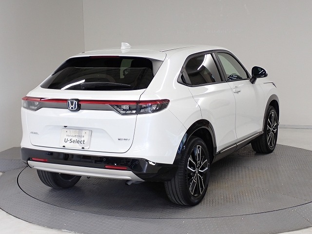 プライバシーガラスが装備されています。外を見るときには気にならずに、後方車両からは車内が見えにくい設計です、周りを気にせず、快適に運転できますよ。