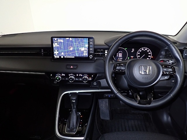 視認性に優れたインパネまわりに統一感のあるデザインで全体をすっきりと。スイッチ類は見やすく分かりやすいレイアウトに。エンジンスタートはスタートボタンをワンプッシュ！