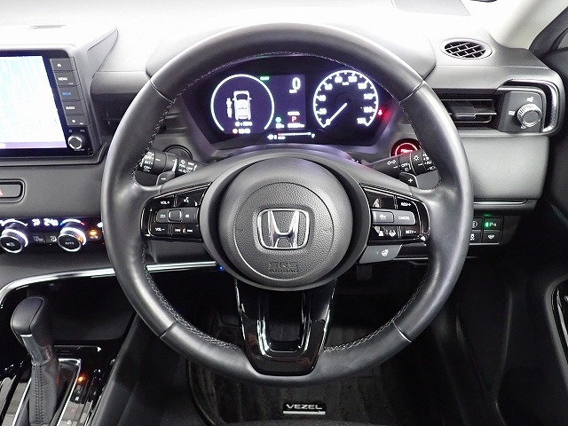 ハンドル左側にはオーディオ操作が出来るオーディオリモートコントロールスイッチ、右側にはHonda SENSINGとオートクルーズコントロールのスイッチを装備！