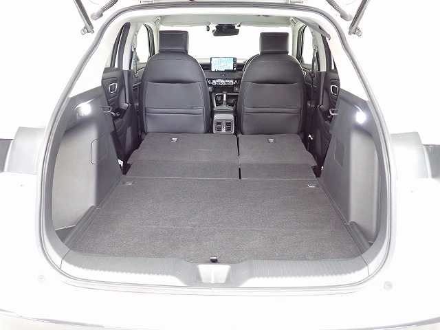 リアシートを畳んでしまえば、フルフラット荷室の出来上がり。余裕の積載スペースで、趣味の幅もグ～ンと広がります。楽しい道具をたくさん積んで1日フルにエンジョイしましょう♪