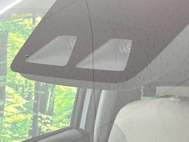 【スマートアシスト】走行中に前方の車両等を認識し、衝突しそうな時は警報とブレーキで衝突回避と被害軽減をアシスト。より安全にドライブをお楽しみいただけます。