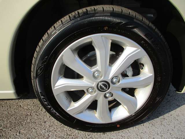 日産純正のアルミホイールが装着されてます。ボディデザインとマッチしておりカッコイイですね。