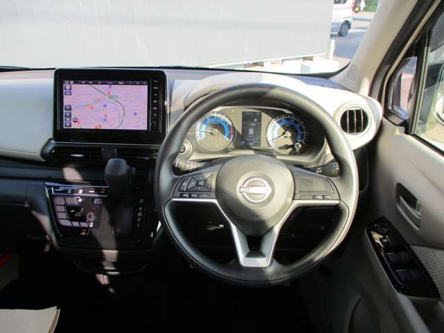 デイズの運転席廻りになります。