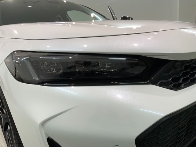 LEDヘッドライトは、点灯の瞬間から最大光量を発揮し、突然暗くなるトンネルなどでの安定感を高めます。