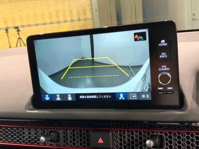 リバースギアに入れるだけで後方の表示へ切り替わります。夜間や雨の日の駐車も楽になりますよ。