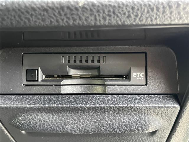 【ETC】有料道路を利用する際に料金所で停止することなく通過できる、ETC車載器（ノンストップ自動料金収受システム機器）が装備されています。セットアップを行うことで利用可能になります。