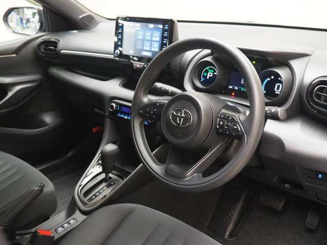 運転席の様子です。すっきりとした内装で運転しやすい空間となっております。