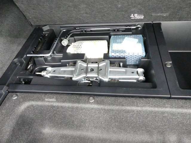 スペアタイヤレス車です。応急セットを搭載しております。