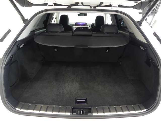 広く開口部の大きいトランクルームは、荷物の出し入れも楽です。トノカバーがあるのでプライバシーも守られますね。