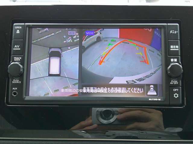 空から見下ろすような視点で、スムースな駐車と安全確認をサポートします。