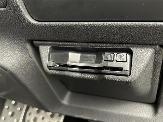 【ETC】有料道路を利用する際に料金所で停止することなく通過できる、ETC車載器（ノンストップ自動料金収受システム機器）が装備されています。セットアップを行うことで利用可能になります。