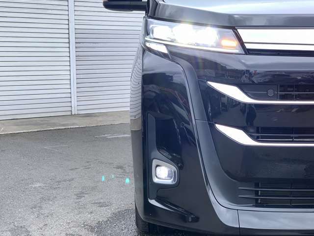 4WD　ドライビングサポート　快適利便PKG（HIGH）　アドバンストドライブ　安心降車アシスト　10.5インチナビ　Bカメラ　後席モニタ　ユニバーサルステップ　3眼プロジェクターLED　前後ドラレコ