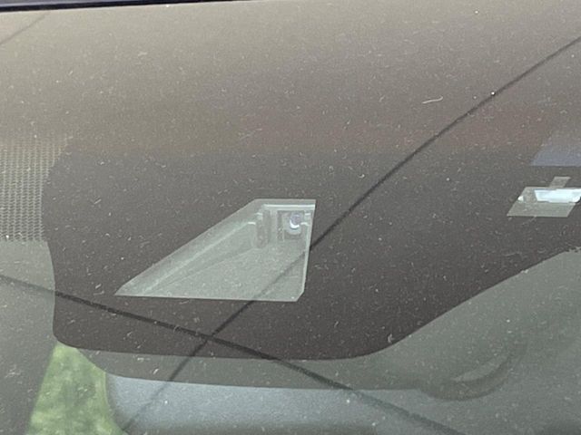 【プリクラッシュセーフティ】前方の車両等を検知し、衝突しそうな時は警報で注意を促し、ブレーキを踏む力をサポート。ブレーキを踏めなかった場合は衝突被害軽減ブレーキが作動、衝突回避をサポートします。