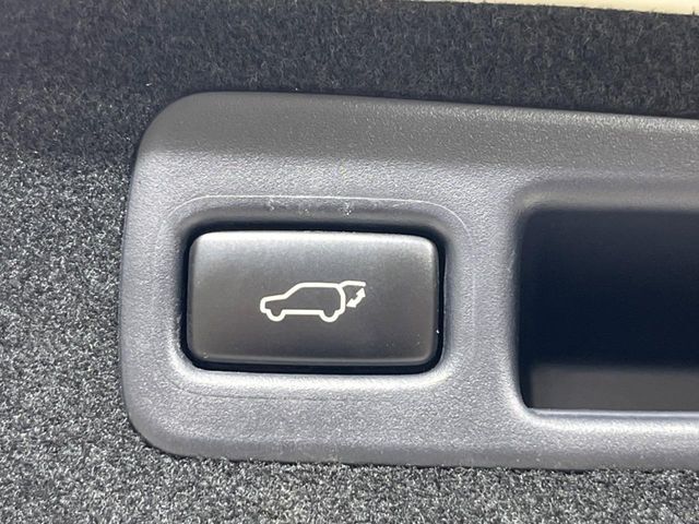 【パワーバックドア】スマートキーや運転席のボタンを押すだけでリアゲートが自動で開閉します！荷物を持っている時や、高い位置にあるバックドアを閉める際に便利な機能です♪