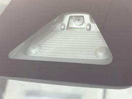 【スマートアシスト】走行中に前方の車両等を認識し、衝突しそうな時は警報とブレーキで衝突回避と被害軽減をアシスト。より安全にドライブをお楽しみいただけます。