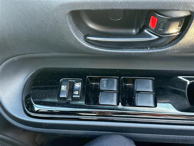 こちら窓のスイッチ類の写真になります。結構汚れる箇所ですが、各部しっかり清掃させていただいており、当店自慢の車です！また、動作等もしっかり確認しておりますので、ご安心してご購入 できます！