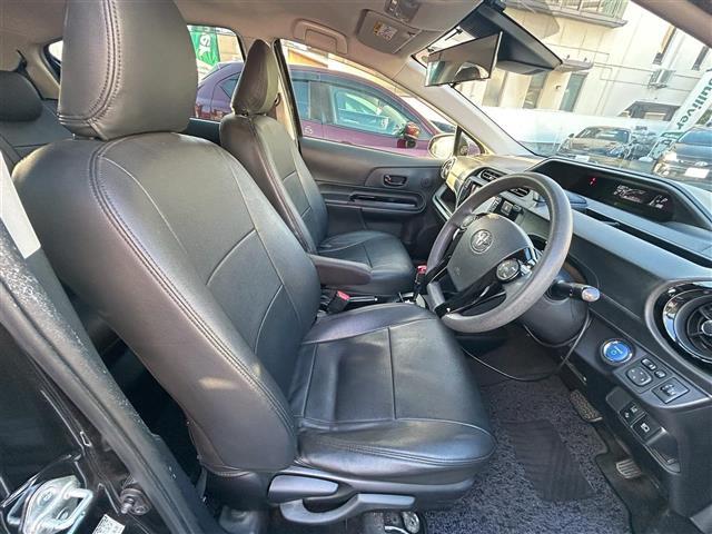 こちらは運転席のシートです。納車前には自社でしっかりクリーニングを行います。また、『AD除菌やシート撥水コーティング（別途料金）』などの、クリーニングメニューもご用意しております。