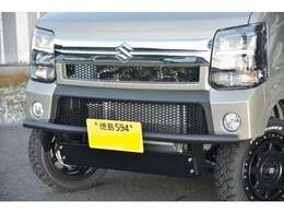 塗り分けする事で更に精悍な顔つきにするフロントバンパー。衝撃から身を守るストレートバンパーガード。