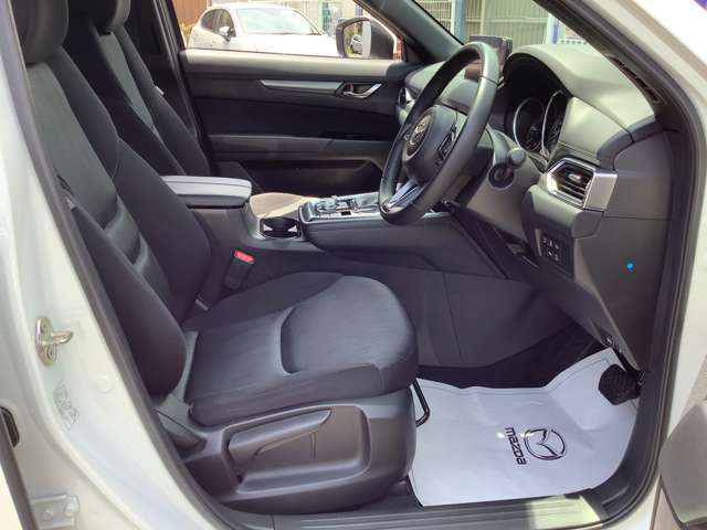 長時間の運転も疲れにくいシート設計となっております。