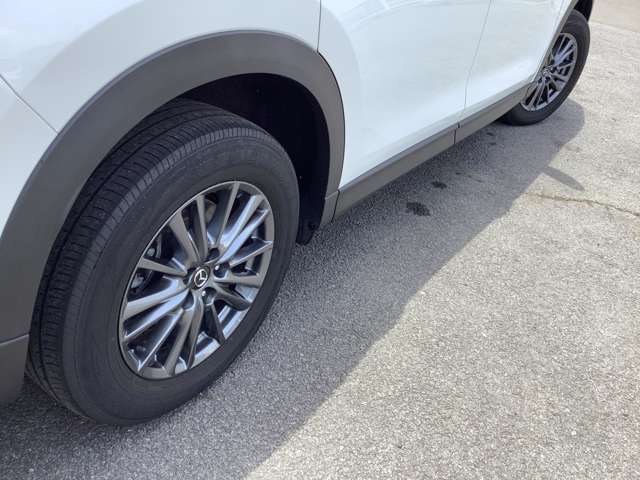 車のデザインにマッチした、純正アルミホイール！
