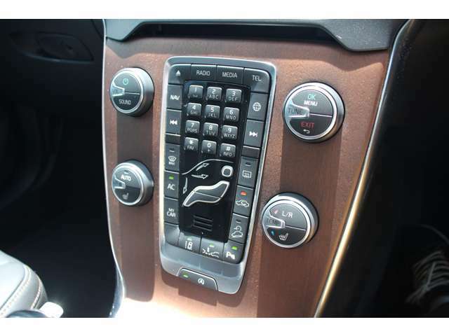 操作パネルで運転席、助手席のエアコンを操作することができます。