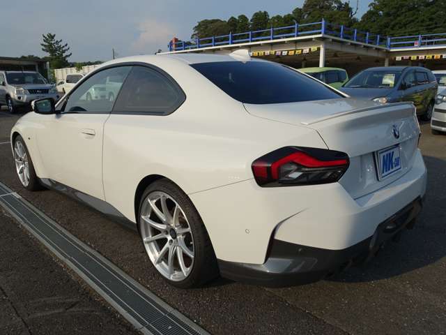 カーフィルム施工も承っております。お客様の愛車をドレスアップしてみませんか。お好みの濃さをお選びいただけます。詳細はスタッフまでお問い合わせください。