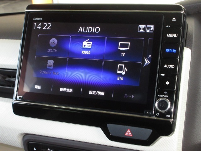 ナビゲーションはギャザズ8インチメモリーナビ（VXU-217NBi）を装着しております。AM、FM、CD、DVD再生、Bluetooth、音楽録音再生、フルセグTVがご使用いただけます。
