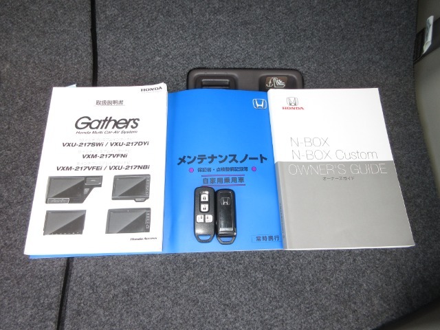 カギをバッグやポケットに入れたままでもドアロックの開閉やエンジン始動ができる『スマートキー』付き！暗くなってもキー穴を捜す必要が無くとっても便利ですから人気の装備です！