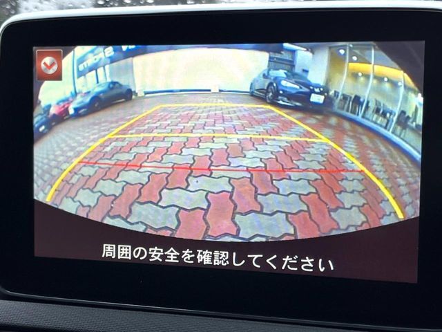 【バックカメラ】駐車時に後方がリアルタイム映像で確認できます。大型商業施設や立体駐車場での駐車時や、夜間のバック時に大活躍！運転スキルに関わらず、今や必須となった装備のひとつです！