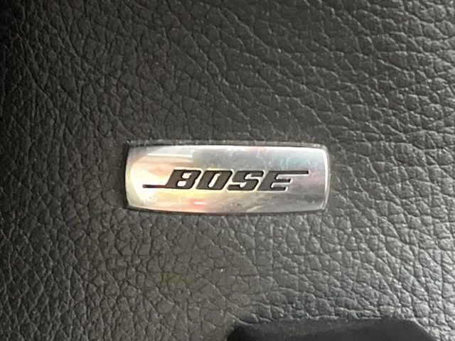 【BOSEサウンドシステム】メーカーオプションの高品位サウンドシステムを搭載。専用のチューニングが施された大小様々なスピーカーから良質なサウンドが奏でられ、臨場感あふれる音響空間を演出します。