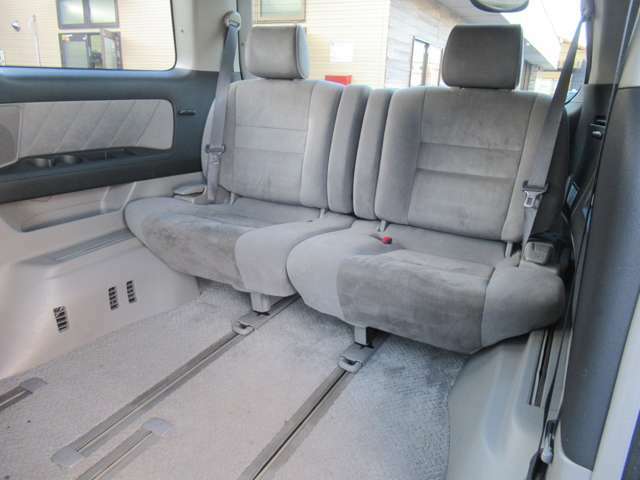3列目座席のシートにも切れや破れや焦げ穴等はありません♪汚れがちなフロアマットも使用感が少なくキレイな状態で清潔感の有る車内になっております♪